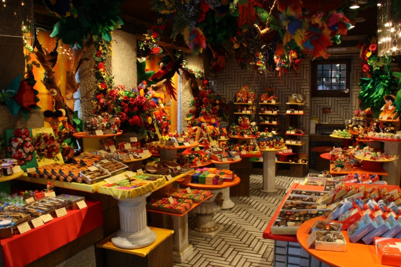 vitrine-ST RAPHAEL-min_candy_store_chocolate_shop_chocolate_switzerland-393515